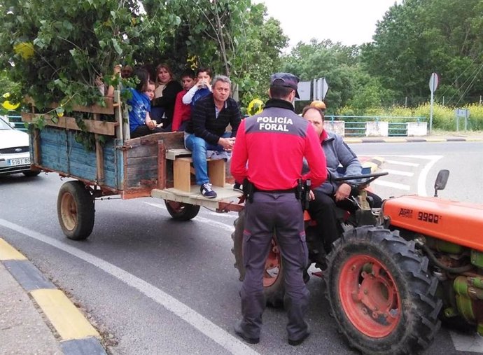 Un agente de Policía Foral supervisa la carroza de una cabalgata de Reyes
