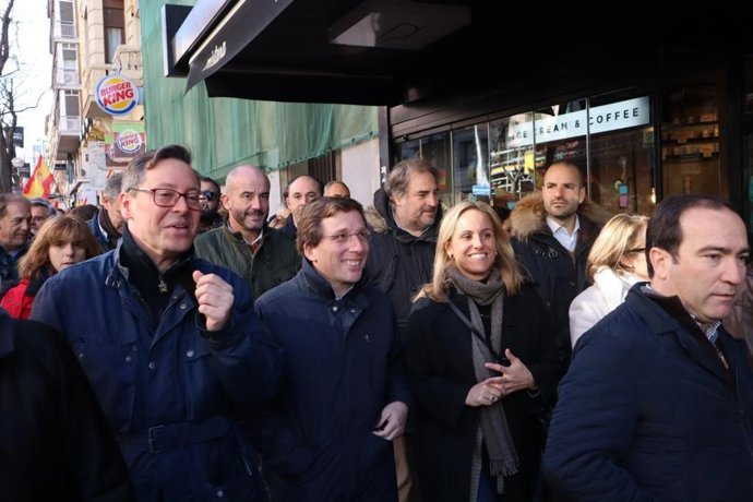 El alcalde de Madrid, José Luis Martínez-Almeida, y la vicealcaldesa, Begoña Villacís, han acudido a la manifestación de este sábado en Madrid por el 'Futuro de una España Unida para secundarla.