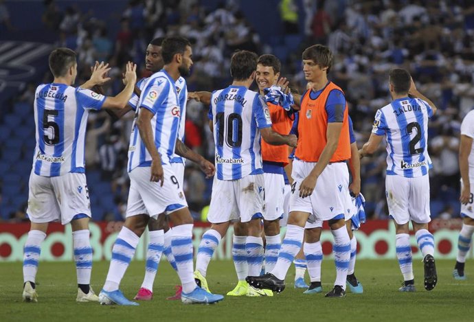 Los jugadores de la Real Sociedad celebran su triunfo ante el Atlético en LaLiga Santander 2019-2020