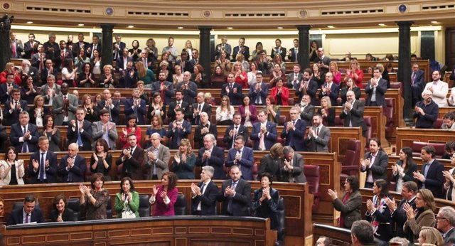 Los diputados socilistas y de Unidas Podemos aplauden al presidente del Gobierno en funciones, Pedro Sánchez, durante la primera sesión de su debate de investidura en la XIV Legislatura en Madrid (España), a 4 de enero de 2020.