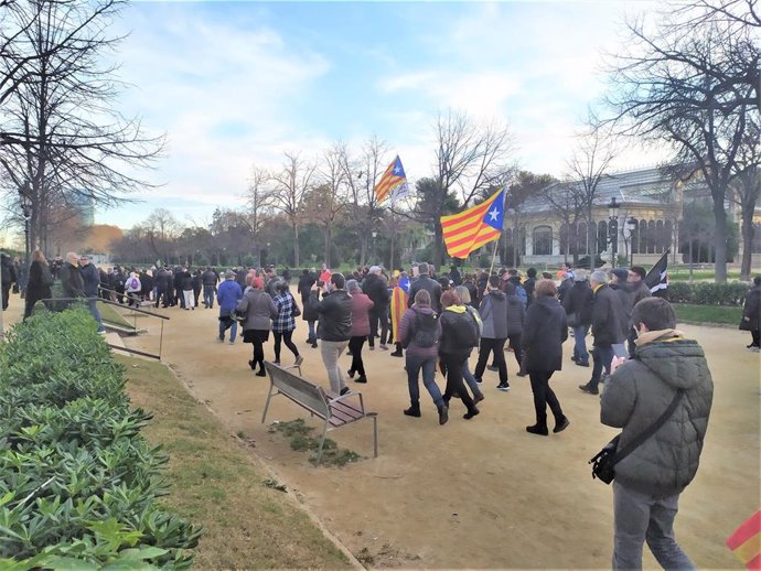 Manifestantes van a concentrarse ante el Parlament después de que unos cuantos forzaran una puerta del parque de la Ciutadella de Barcelona, por el pleno extraordinario del 4 de enero de 2020