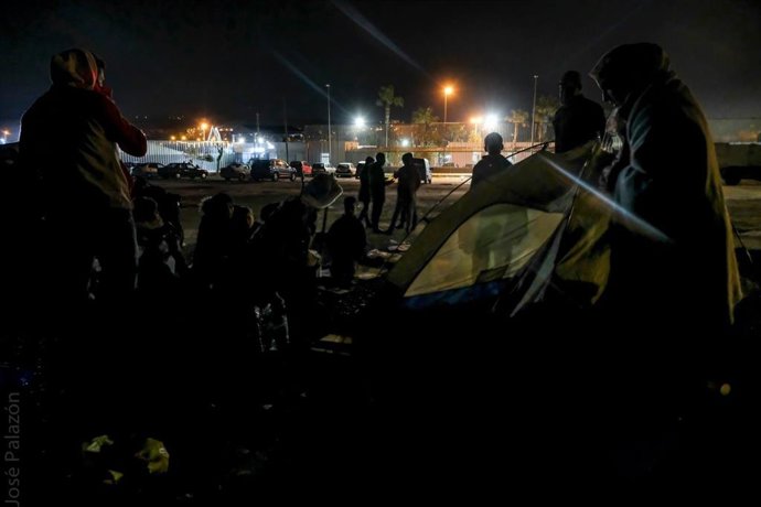 Familias con niños duermen a la intemperie.