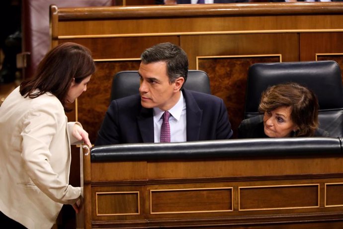 La portavoz del PSOE en el Congreso de los Diputados, Adriana Lastra (i), habla con el presidente en funciones, Pedro Sánchez.