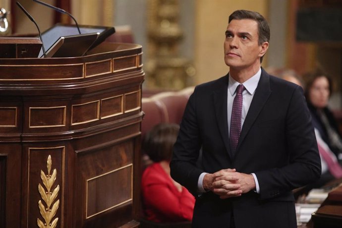 El presidente del Gobierno en funciones, Pedro Sánchez, se dirige a dar la réplica a la intervención del presidente del PP, durante la primera sesión de su debate de investidura en la XIV Legislatura en Madrid (España), a 4 de enero de 2020.