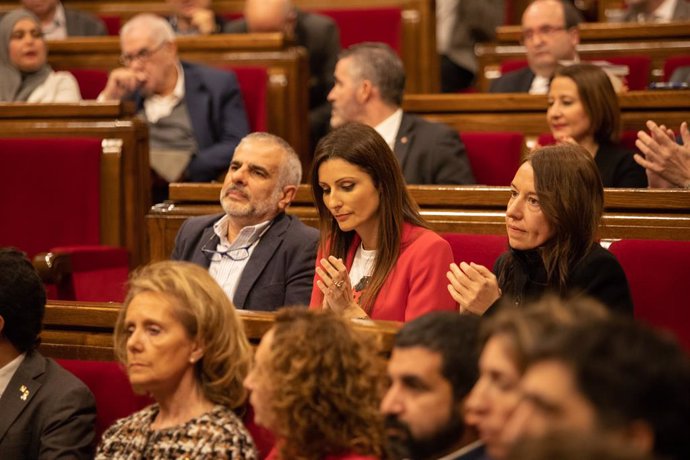 (I-D) Els diputats de Ciudadanos Carlos Carrizosa, Lorena Roldán i Marina Bravo aplaudeixen  durant un ple extraordinari convocat després de la decisió de la Junta Electoral Central (JEC) d'inhabilitar al president de la Generalitat, Quim Torra