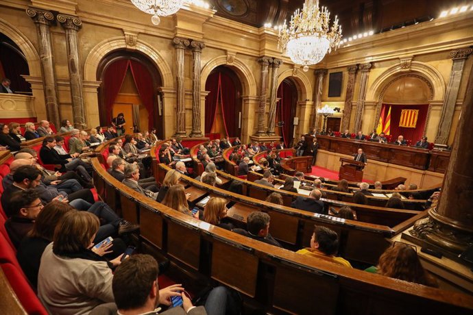 Vista de l'hemicicle del Parlament durant un ple extraordinari convocat després de la decisió de la Junta Electoral Central (JEC) d'inhabilitar al president de la Generalitat, Quim Torra, a Barcelona (Catalunya, Espanya), a 4 de gener de 2020.
