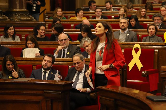 La portaveu de Ciutadans en el Parlament, Lorena Roldán, es dirigeix a intervenir en un ple extraordinari convocat després de la decisió de la Junta Electoral Central (JEC) d'inhabilitar al president de la Generalitat