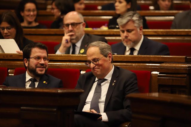 El vicepresident y el president de la Generalitat, Pere Aragonès y Quim Torra, sonríen en sus escaños durante un pleno extraordinario convocado tras la decisión de la Junta Electoral Central (JEC) de inhabilitar a Torra