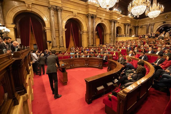Vista del hemiciclo del Parlament durante un pleno extraordinario convocado tras la decisión de la Junta Electoral Central (JEC) de inhabilitar al president de la Generalitat, Quim Torra, en Barcelona (Cataluña, España), a 4 de enero de 2020.
