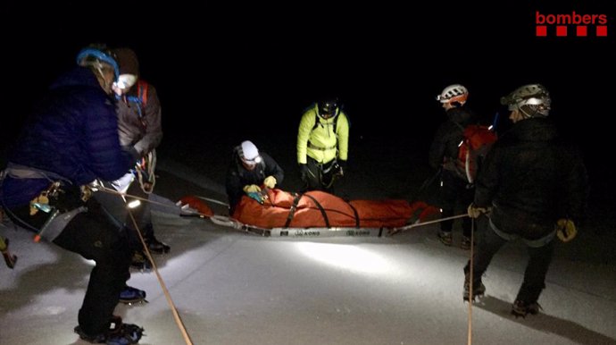 Los Bombers de la Generalitat y el SEM rescatan a un alpinista herido grave tras caer por un glaciar de 200 metros en el Pas dels Gasolans (Lleida).