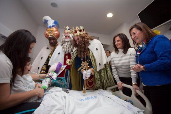 Los Reyes Magos visitan el hospital San Pedro de Logroño