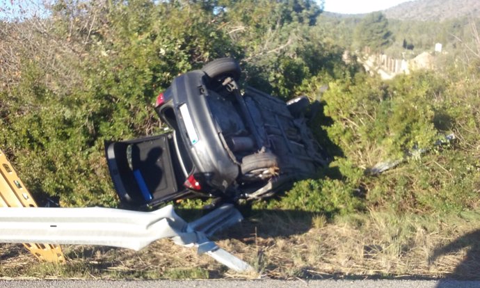 El coche del conductor fallecido al salirse de la vía en el kilómetro 217 de la AP-7 en el Vendrell (Tarragona)