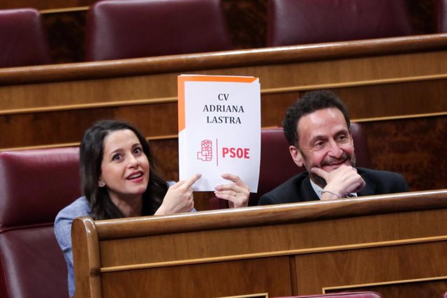La portavoz de Ciudadanos en el Congreso, Inés Arrimadas, dirigiéndose a la portavoz del PSOE, Adriana Lastra, en el hemiciclo.