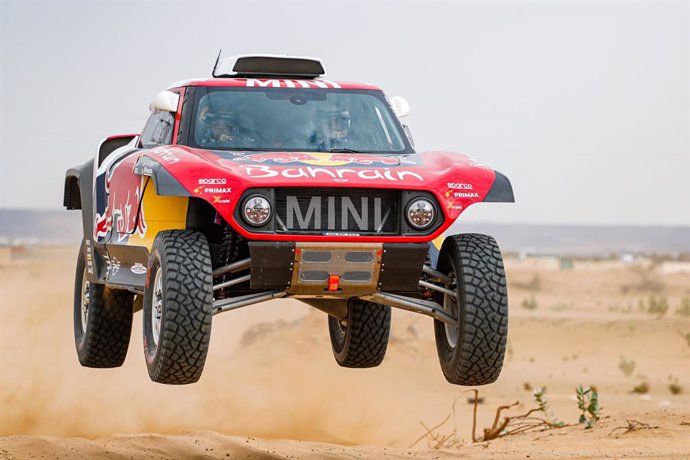 AV.- Rally/Dakar.- Sainz comienza fuerte y Alonso se estrena undécimo en el inic
