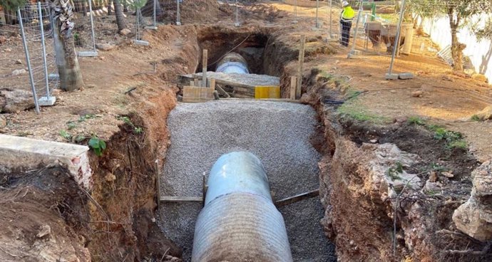 La tubería rota que provocó la interrupción del suministro de agua en varios municipios de Tarragona.