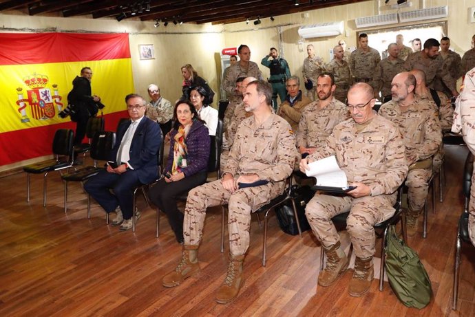 El Rey Felipe (3i), compañado por la ministra de Defensa, Margarita Robles (2i),  y mandos militares, reciben explicaciones durante su visita a la Base Gran Capitán de Besmayah en Irak el 30 de enero de 2019. 
