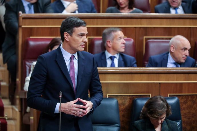 El presidente del Gobierno en funciones, Pedro Sánchez, interviene desde su escaño durante la primera sesión del debate de su investidura en la XIV Legislatura en Madrid (España), a 4 de enero de 2020.