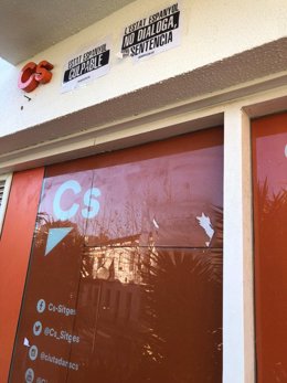 La sede de Cs en Sitges (Barcelona) tras el ataque este domingo.