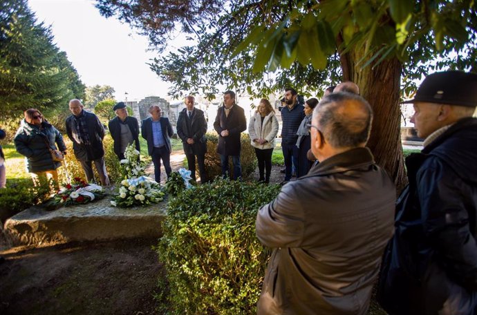 Ofrenda floral en el cementerio de Boisaca (Santiago) para conmemorar el 84 aniversario de la muerte de Valle-Inclán
