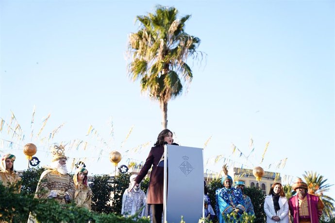 La alcaldesa Ada Colau entrega a los Reyes Magos la "llave mágica" que abre todas las casas de Barcelona