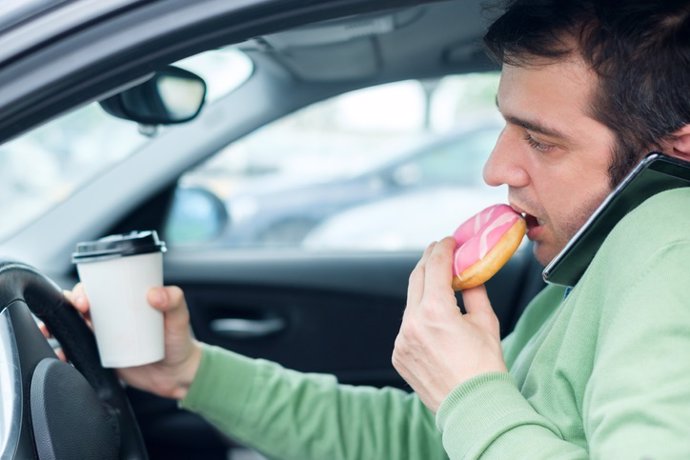 Estrés, comer, ansiedad, coche, café, desayunar