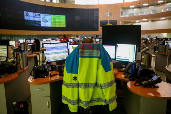 Un técnico del SUMMA 112 trabaja, utilizando varias pantallas de ordenador, en el interior de la sede de la ASEM 112 Emergencias de la Comunidad de Madrid situada en el Paseo del Río, 1 de Pozuelo de Alarcón (Madrid).
