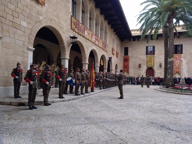 El comandante general de Baleares pasa revista a la formación en la Pascua Militar de 2020.