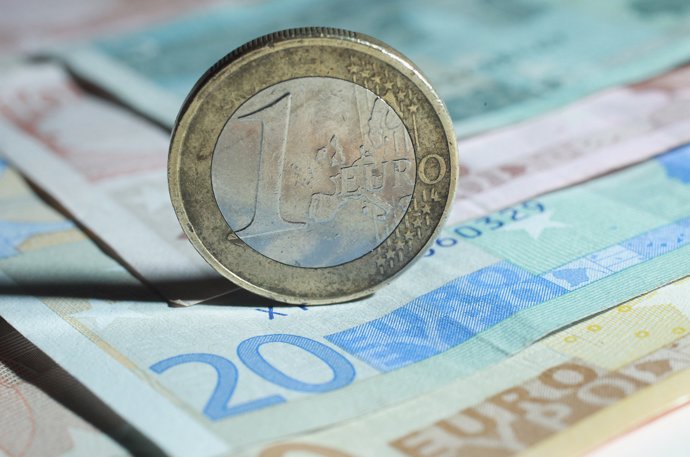 Foto de archivo de billetes y monedas de euros
