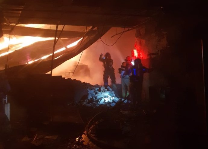 Bomberos intervienen en un incendio en una nave de Zaratán (Valladolid)
