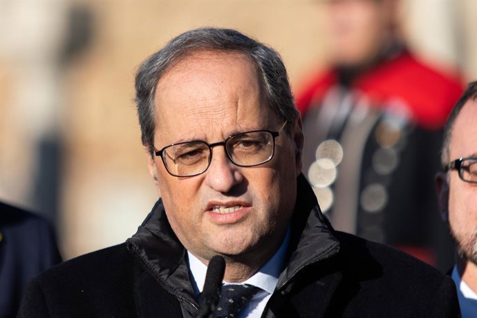 El president de la Generalitat, Quim Torra, fa una declaració durant l'ofrena floral a la tomba de Francesc Maci, a Montjuc (Barcelona), 25 de desembre del 2019.