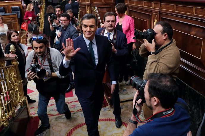 El president del Govern central en funcions, Pedro Sánchez, abandona l'hemicicle del Congrés, en acabar la segona sessió del debat d'investidura 