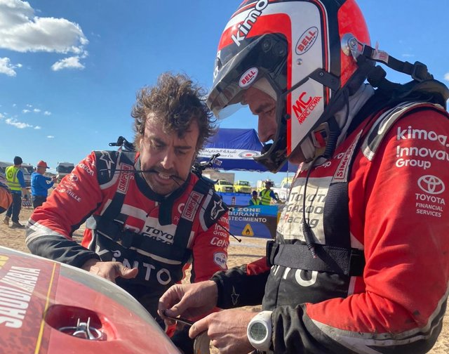 Fernando Alonso y Marc Coma arreglando el Toyota en el Dakar