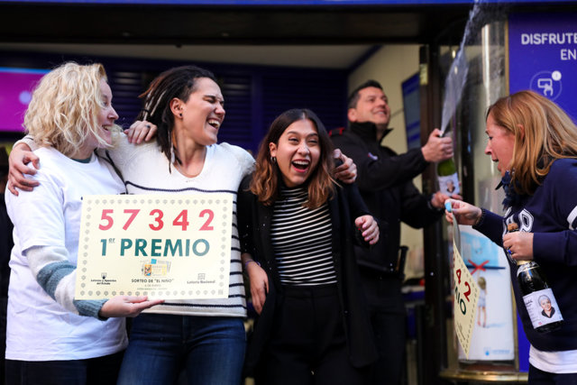 Celebración del primer premio del Sorteo Extraordinario del Niño en Doña Manolita, en Madrid (España) a 6 de enero de 2020.