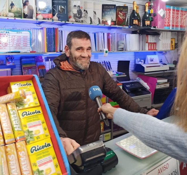 Propietario de la librería de Pasai Trintxerpe que ha vendido un  décimo del segundo premio de 'El Niño'