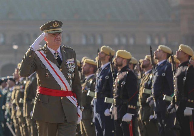 El teniente general José Rodríguez García, jefe de la Fuerza Terrestre, pasa revista a las tropas durante la celebración de la Pascua Militar
