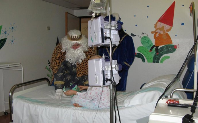 Los Reyes Magos reparten regalos a los niños ingresados en el Hospital Infantil de Zaragoza.