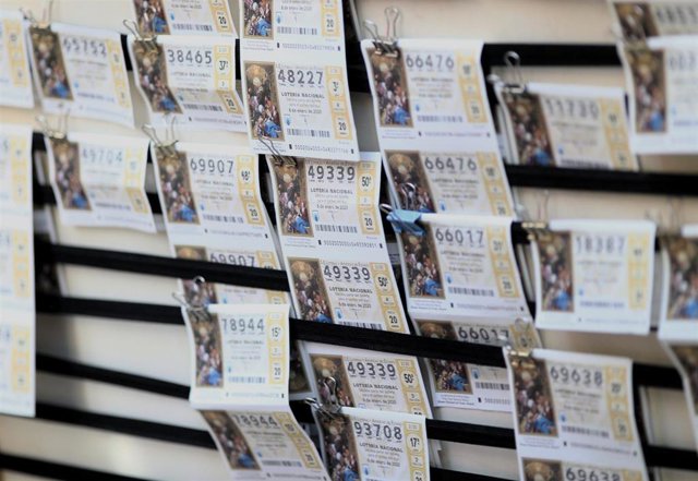 Un panel con diferentes boletos de la Lotería del Niño. (Archivo). 