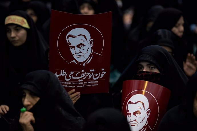 Mujeres en Irán con imágenes del general iraní Qasem Soleimani