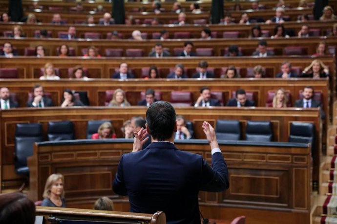 El presidente del Gobierno en funciones, Pedro Sánchez, durante su intervención desde su escaño en el turno de réplica al Grupo Mixto del Congreso, en la segunda sesión del debate de investidura a 5 de enero de 2020.