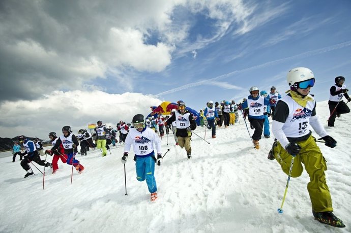     La Estación Invernal Fuentes de Invierno acogió el próximo sábado día 2 de marzo, la primera edición de la competición popular entre esquiadores y snowboarders 'Red Bull Home Run, ¡con tablas y a lo loco!'.