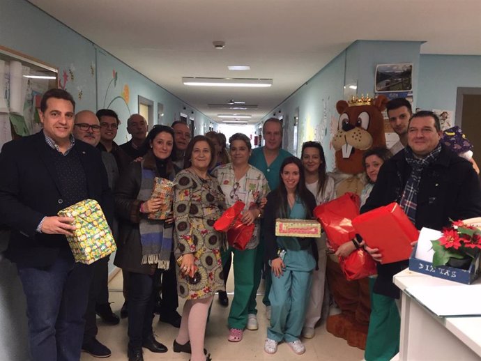 Rotarios de Cáceres en la entrega de juguetes a niños hospitalizados