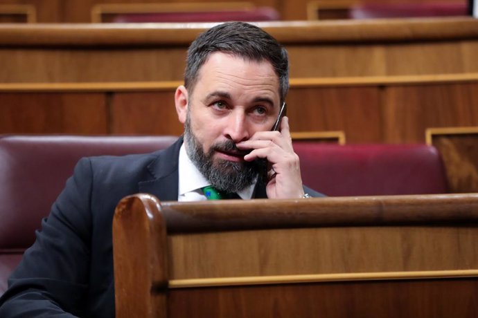 El president de Vox, Santiago Abascal, parla per telfon des del seu escó moments abans de comenar la segona sessió del debat d'investidura del candidat socialista a la Presidncia de Govern en la XIV Legislatura a Madrid (Espanya).