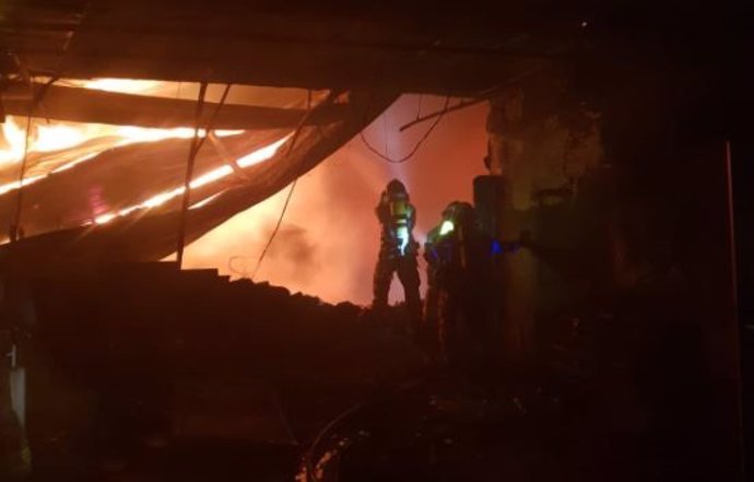 Los bomberos de Valladolid durante las labores de extinción del incendio declarado en una nave de Zaratán