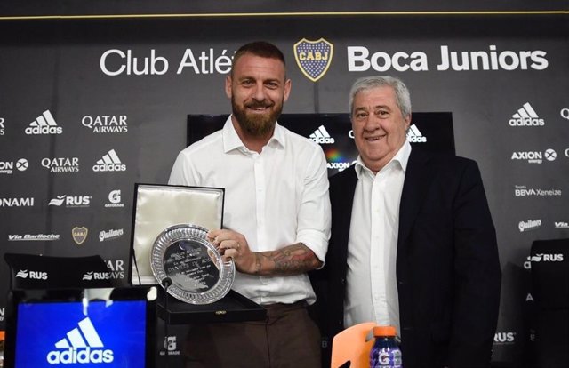El centrocampista italiano Daniele de Rossi junto al presidente de Boca Juniors, Jorge Ameal