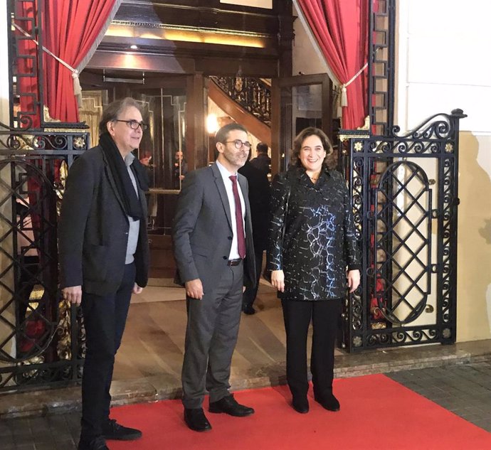 Joan Subirats, Emili Rosales y Ada Colau en la entrada del Premio Nadal