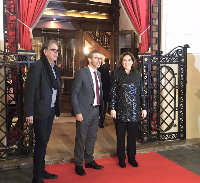 Joan Subirats, Emili Rosers i Ada Colau en l'entrada del Premi Nadal