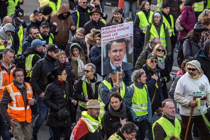 Manifestantes franceses marchan contra la reforma de las pensiones elaborada por el Gobierno de Emmanuel Macron.