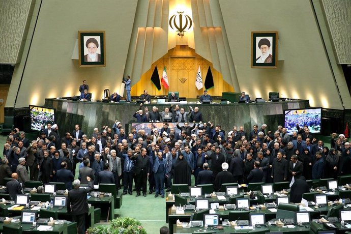 Parlamentarios iraníes corean eslóganes contra EEUU tras la muerte de Qasem Soleimani en un bombardeo estadounidense