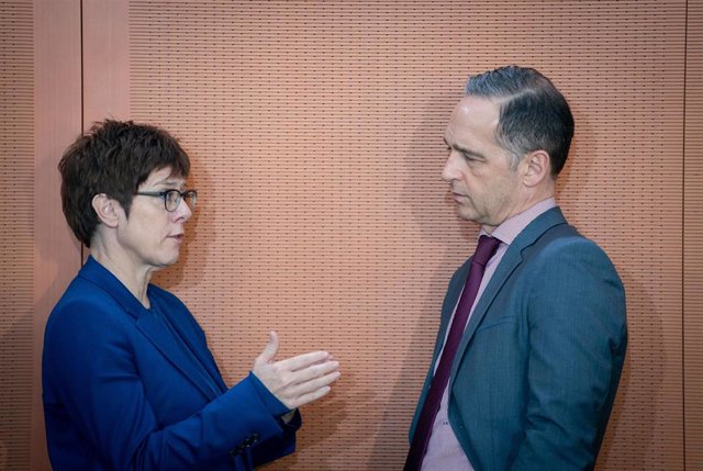 Germany will move part of its troops in Iraq to Jordan and Kuwait in the face of increased tension La ministra de Defensa alemana, Annegret Kramp-Karrenbauer, y el ministro de Exteriores, Heiko Maas