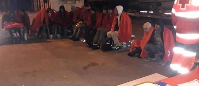 Algunos de los rescatados esta madrugada de martes en Torrevieja.